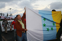 Mamerto Pérez con la Bandera Nacional Canaria