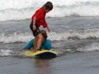 Niños practicando surf
