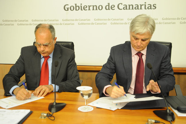 Casimiro Curbelo y José Miguel González firmando el convenio