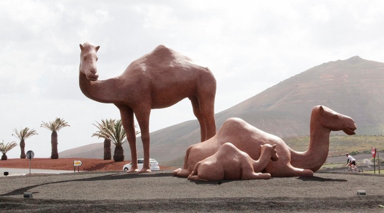 Escultura de homenaje al camello