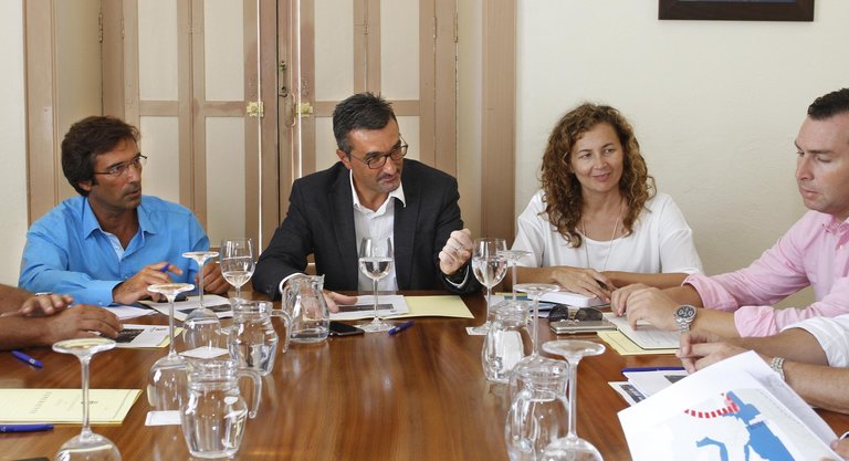 Reunión entre Pedro San Ginés, Marci Acuña y Ornella Chacón