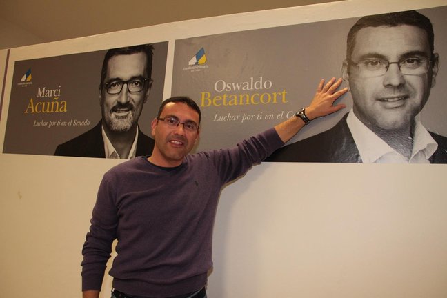 Oswaldo Betancor en la pegada de carteles