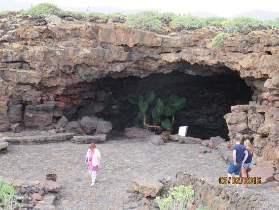 Roca destruida en la Cueva a la derecha