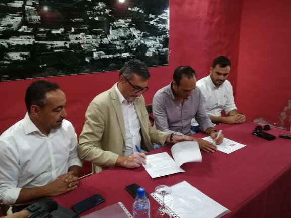 Firma acuerdo Haría CC-PSOE (3)