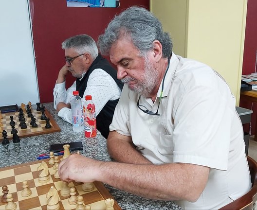 Lorenzo Lemaur jugando al ajedrez