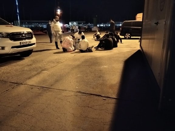 Llegada de los inmigrantes rescatados a Puerto de Naos 2
