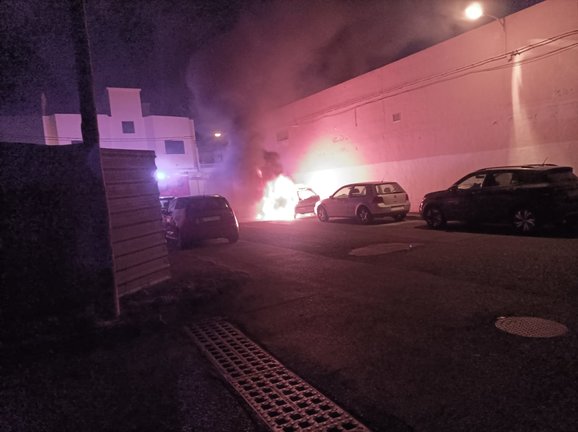 Incendio de vehículos en la calle Jorge Luis Borges 2