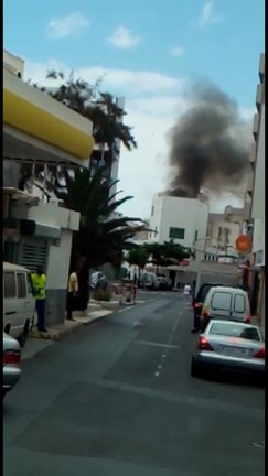 Vivienda de okupas ardiendo en la calle Fajardo