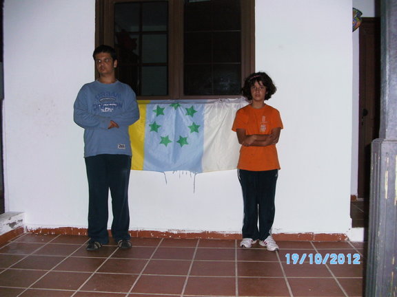 Amasik e Iballa con la Bandera Nacional Canaria