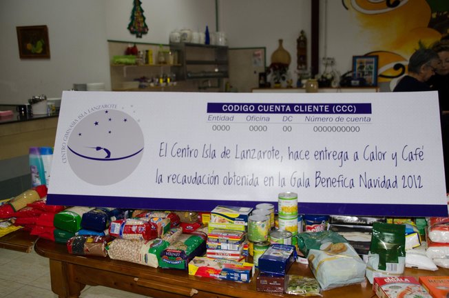 Centro de Gimnasia Isla de Lanzarote entrega alimentos a Calor y Café