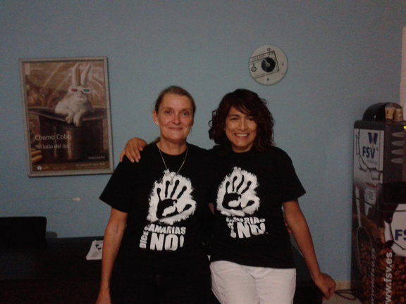 Juana Silva (derecha) y Ute cantando en O2 Radio