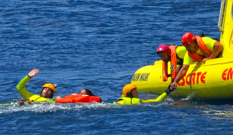 Rescate de la &#34;víctima&#34; en aguas de Puerto del Carmen