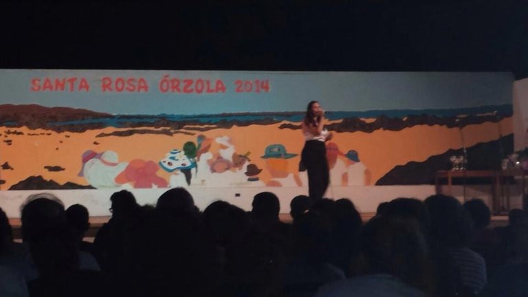 Carolina Arraez, cantando en el Final de las Fiestas de Órzola