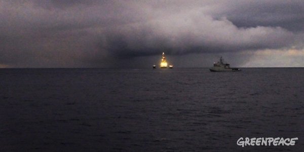 Buque de la Armada española junto a la plataforma petrolífera