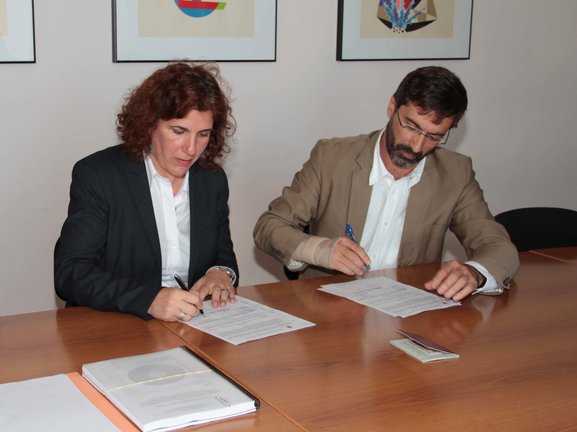 Firma del contrato entre el Cabildo y la empresa Enercon GMBH para construir un Parque Eólico en Punta de los Vientos