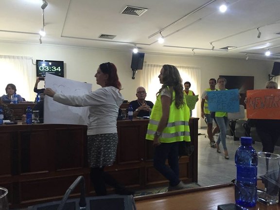 Plataforma de afectados por las Obras protestan en el Pleno de Arrecife