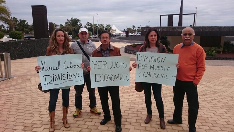 Comerciantes pidiendo la dimisión de Manolo Cabrera
