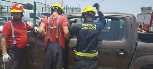 Policía y bomberos rescatando un perro