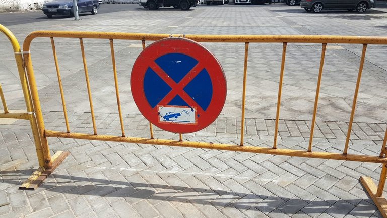 Prohibido estacionamiento en El Almacén