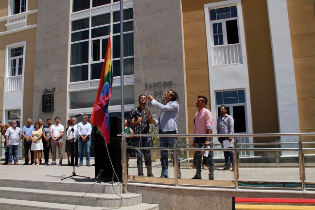 Izado de la bandera arcoiris en el Cabildo