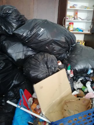 Vivienda llena de basura en La Santa 7