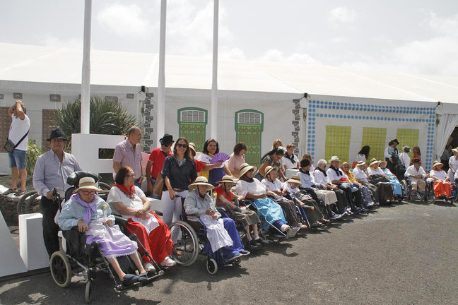 Los mayores del Hospital Insular  en La Feria de Artesanía (4)