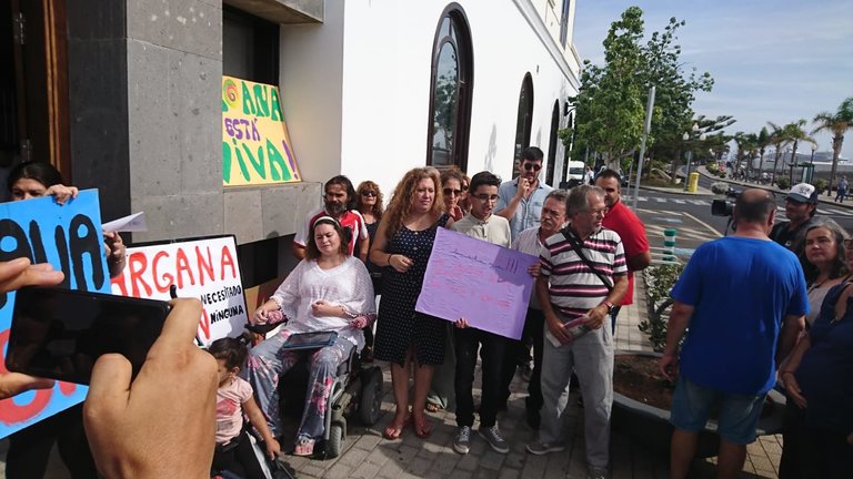Vecinos de Argana manifestándose a las puertas del ayuntamiento 2