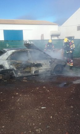 Vehículo incendiado en la calle Ibiza