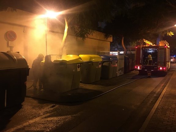 Incendio de contenedor en calle Aniagua