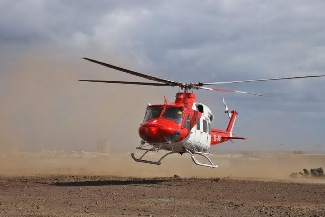 Helicóptero con material sanitario