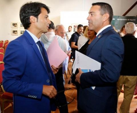 Marcos Bergaz con el alcalde de Teguise