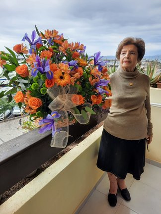 Doña Asunción en el día de su centenario con el regalo de la AMMD