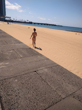 Corriendo desnuda por la playa del Reducto