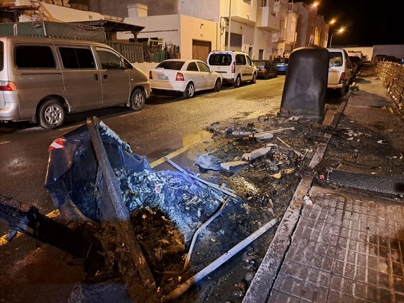 5 contenedores quemados en calle Aires de Lima