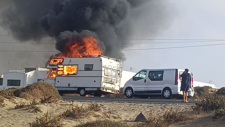 Autocaravana ardiendo en Famara 3