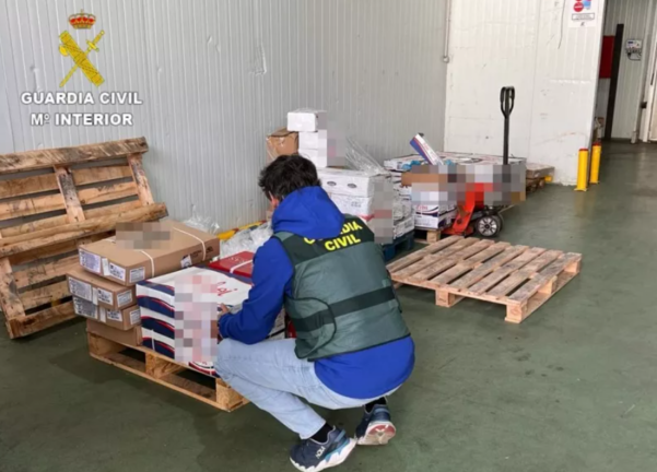 Agente de la Guardia Civil inspeccionando la mercancía recuperada