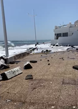 El oleaje rompió los muros en Playa Honda 2
