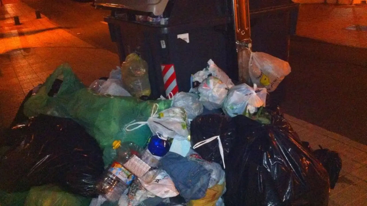 Basura atestada junto a los nuevos contenedores