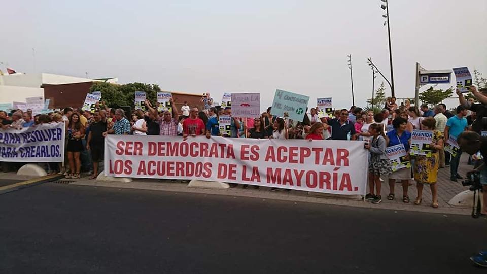 Concentración por la apertura de La Avenida 2