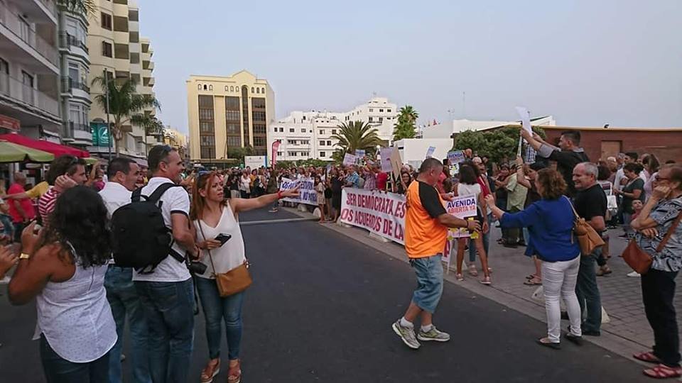 Concentración por la apertura de La Avenida