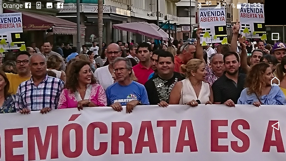 Oposición y grupo de gobierno (excepto PSOE) en la Concentración por la Avenida