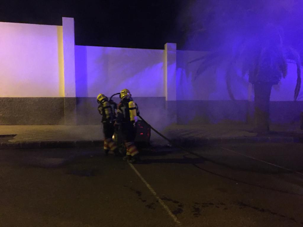 Contenedor quemado junto a la Ciudad Deportiva 2