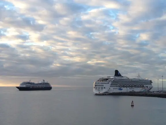 2 cruceros de turismo en el Puerto