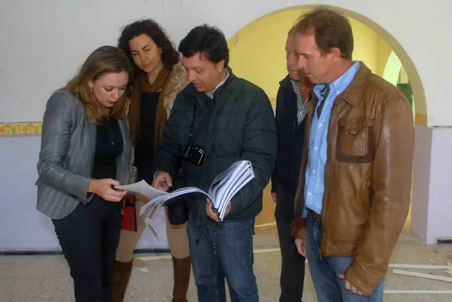 La Alcaldesa de San Bartolom&eacute; durante la demolici&oacute;n del Colegio