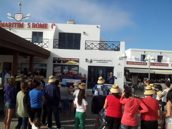 Recogida de fismas en La Graciosa