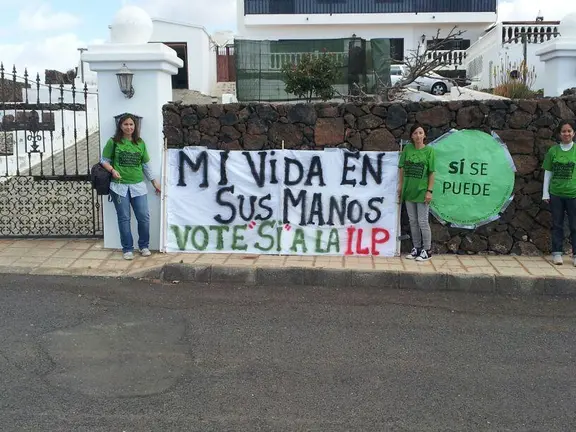 Escrache de la PAH junto a la vivienda del Diputado Francisco Cabrera