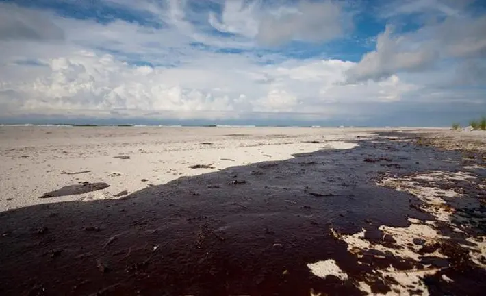 Playa llena de petroleo