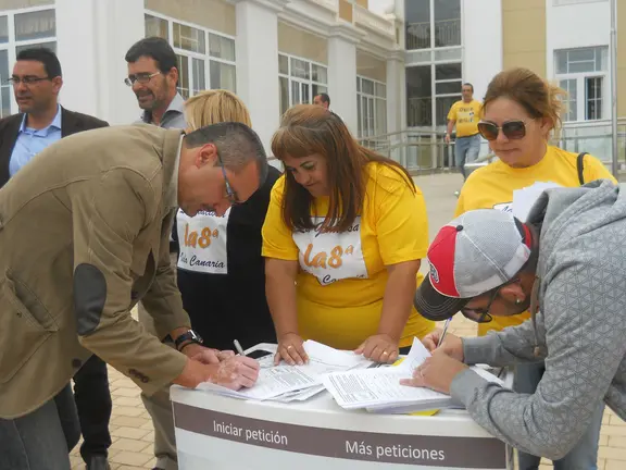 Marci Acuña firmando