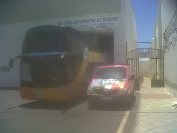 Guagua rotulándose en el Pabellón Deportivo de Argana