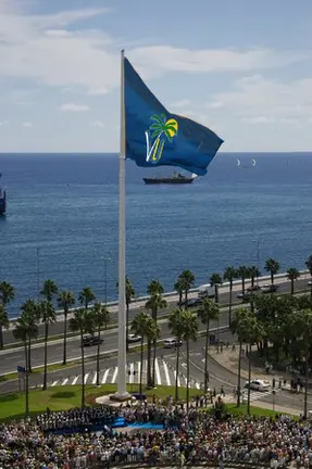 Bandera de Vecinos Unidos en la Fuente Luminosa